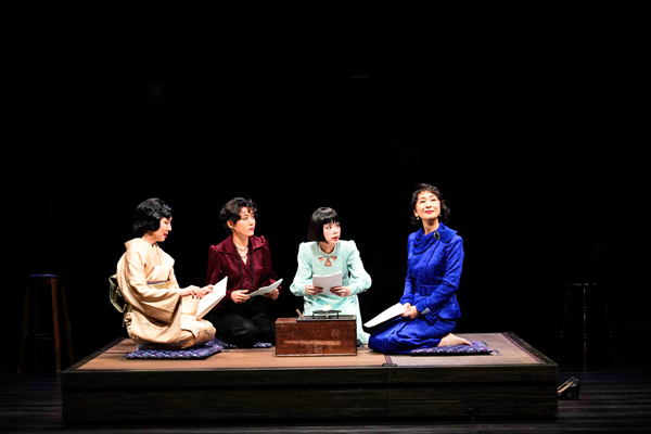 舞台『キネマの天地』　(右から) 高橋惠子、趣里、鈴木 杏、那須佐代子　撮影： 細野晋司